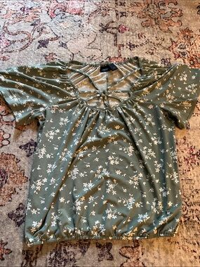 Daytrip Olive Green Floral Keyhole Short Sleeve Top